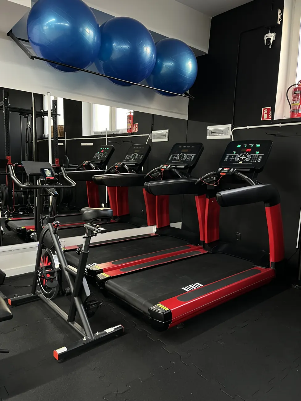 Bieżnie i rower stacjonarny w strefie siłowej TILO