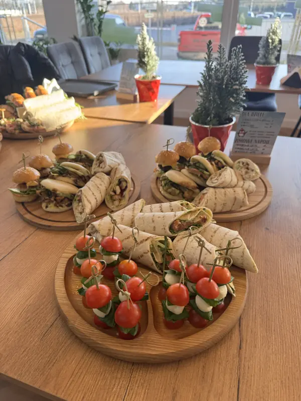 Tortille i koreczki caprese z pomidorkami i mozzarellą