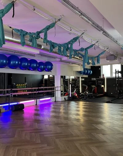 Sala sportowa z szarfami i lustrami